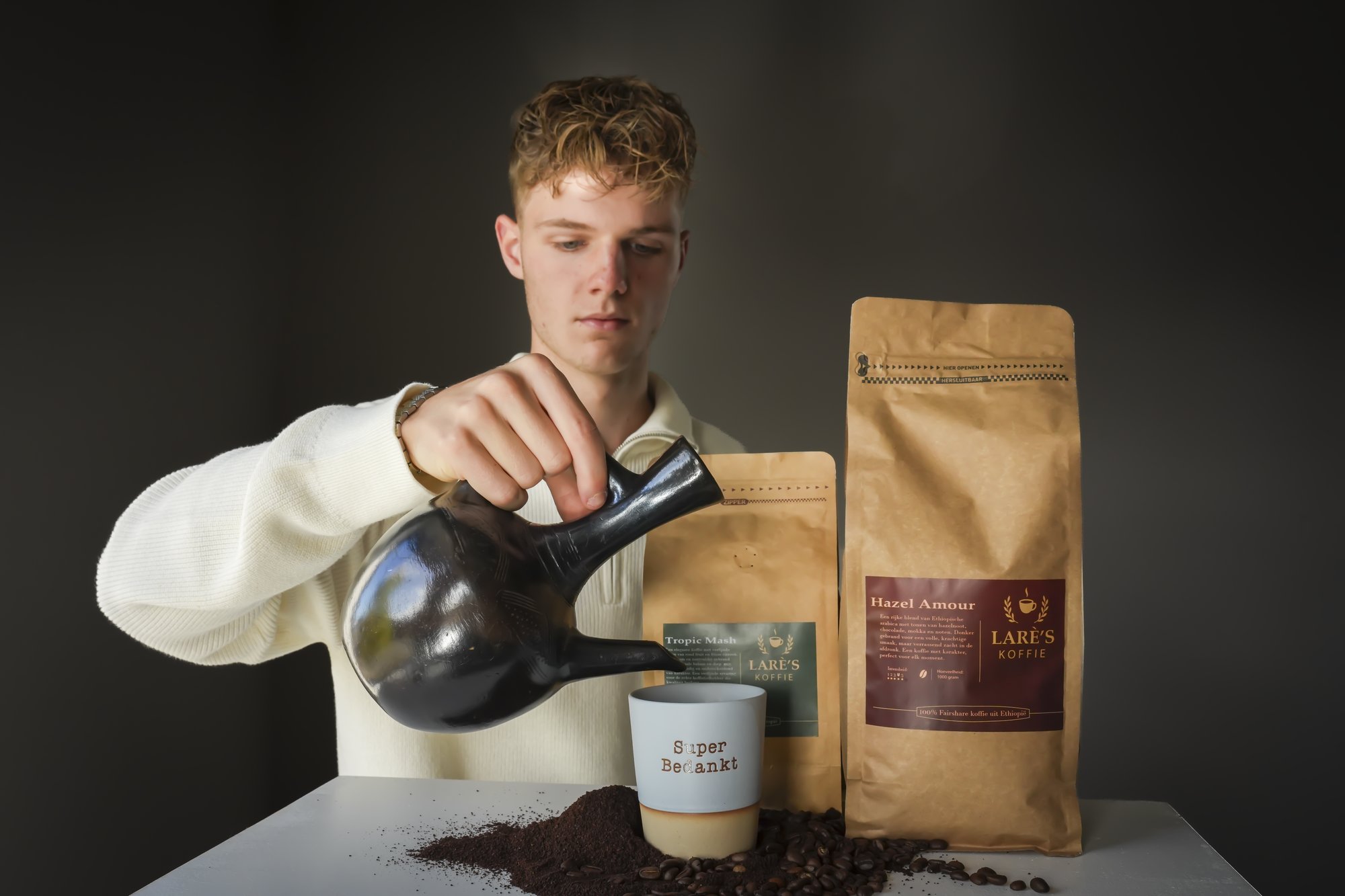 Koffie wordt ingeschonken, met koffiezak van Larè's Koffie