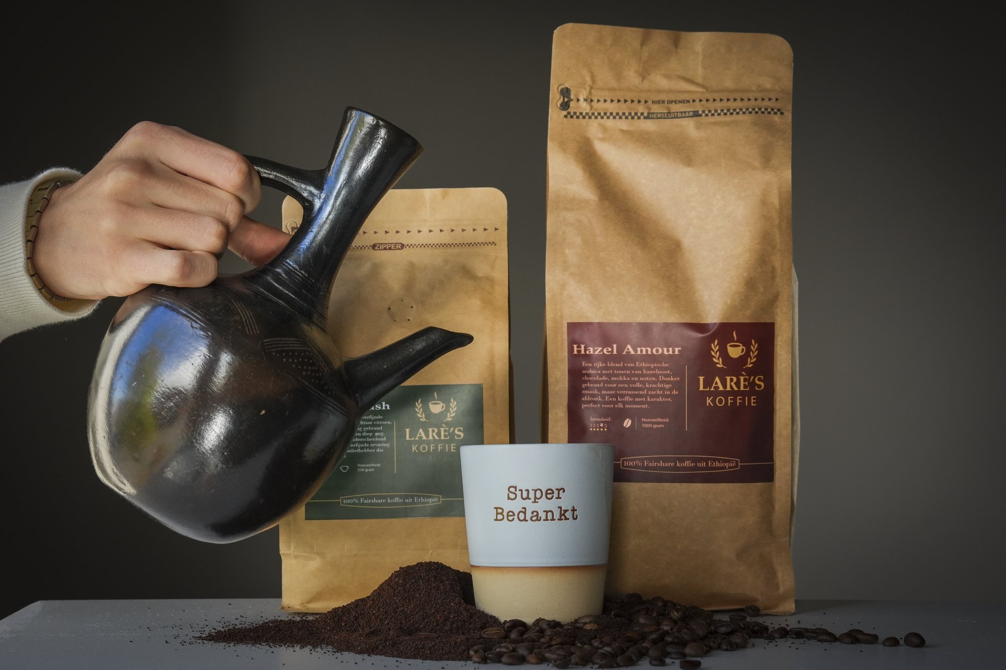 Koffiekan en koffiezakken van Larè's Koffie