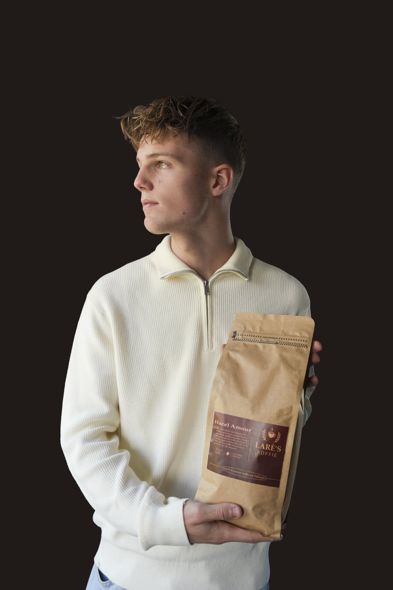 Lars Hazeleger met de koffie van Larè's Koffie